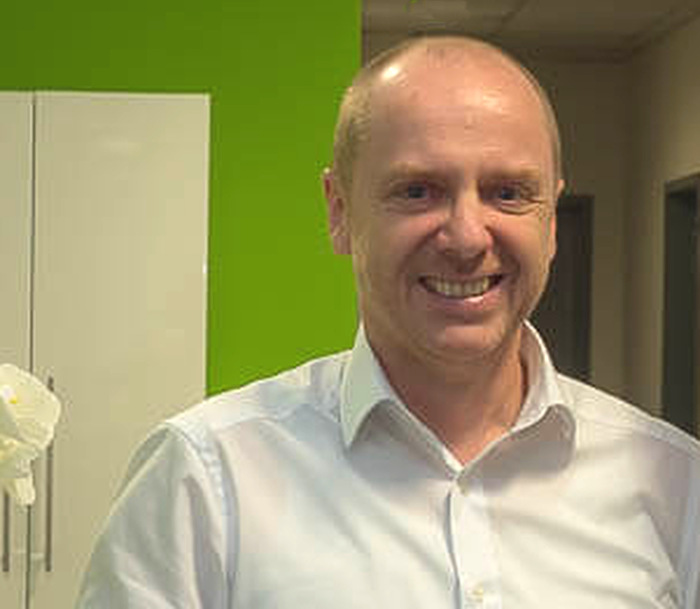 Dirk Joensson, Experte für alternative Schilddrüsenbehandlung